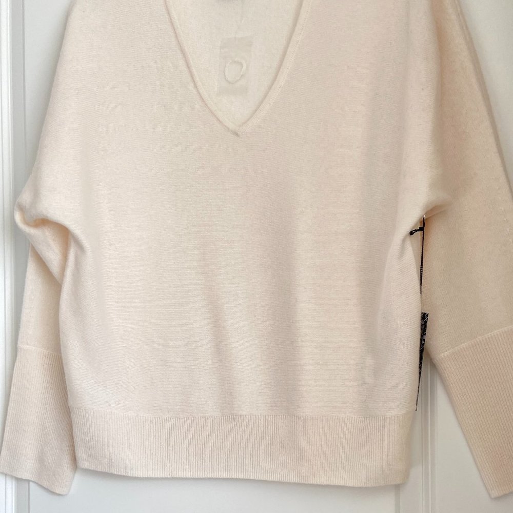 NWT TAHARI 100% 2- PLY CASHMERE Sweater Whole Cut Sleeve V- Neck Pearl Large